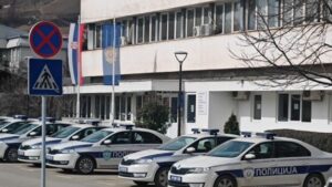 Incident ispred Policijske uprave u Novom Pazaru: Policajac oborio vozača i brutalno ga udarao