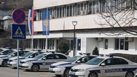 Incident ispred Policijske uprave u Novom Pazaru: Policajac oborio vozača i brutalno ga udarao
