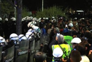 Privedeno 37 osoba zbog incidenata ispred Skupštine Privedeno 37 osoba zbog incidenata ispred Skupštine