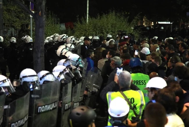 Privedeno 37 osoba zbog incidenata ispred Skupštine