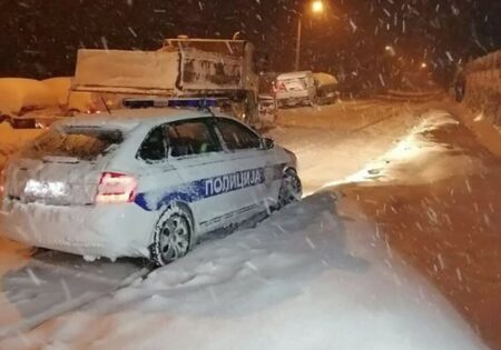 Kolaps na putevima u Sandžaku: Snijeg blokirao saobraćaj, zavejana vozila i višesatne gužve