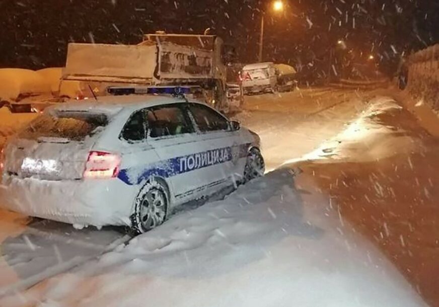 Kolaps na putevima u Sandžaku: Snijeg blokirao saobraćaj, zavejana vozila i višesatne gužve Kolaps na putevima u Sandžaku: Snijeg blokirao saobraćaj, zavejana vozila i višesatne gužve