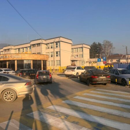 BAHATO PARKIRANJE PRED ŠKOLOMU NOVOM PAZARU: Policija i komunalna nijeme dok SDP-ovi poltroni blokiraju puteve djeci BAHATO PARKIRANJE PRED ŠKOLOMU NOVOM PAZARU: Policija i komunalna nijeme dok SDP-ovi poltroni blokiraju puteve djeci