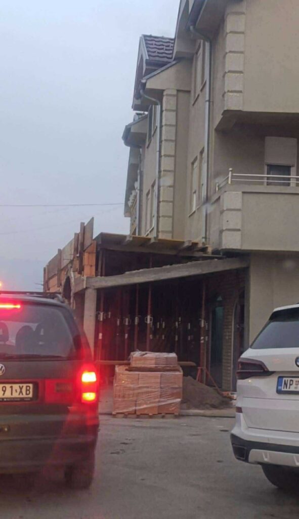 Divlja gradnja cveta u Novom Pazaru: Lokal „guta“ trotoar, pješaci gurnuti na ulicu GRAĐANI SE PITAJU POSTOJI LI INSPEKCIJA