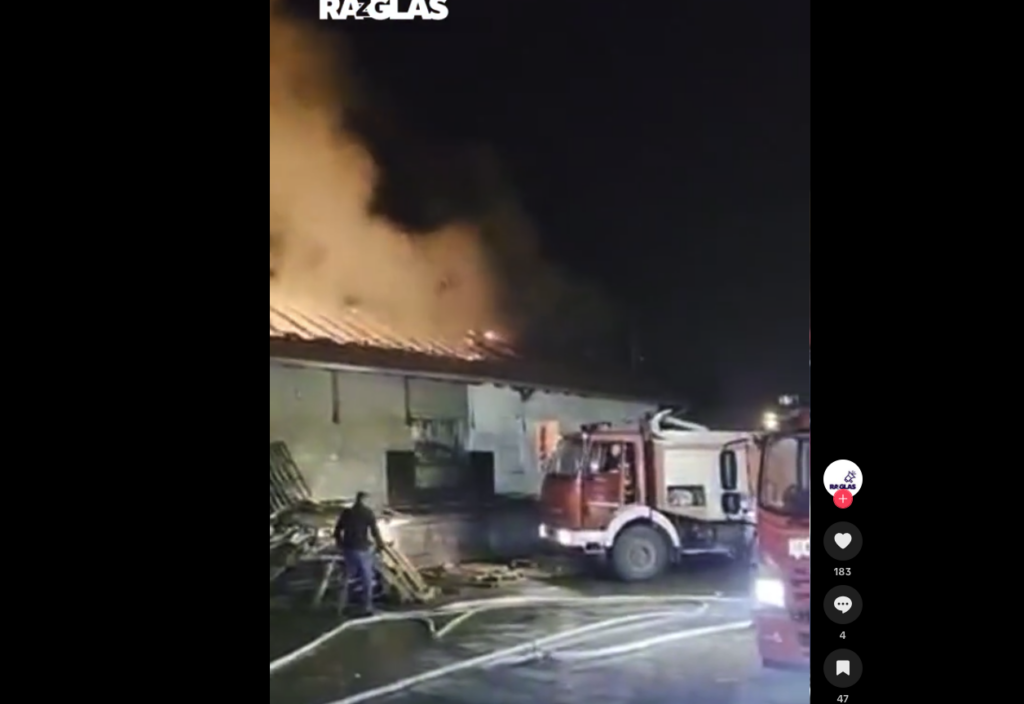 VIDEO / Izgorela „paletara“ u Raški, mašine uništene, dim se video iz celog grada