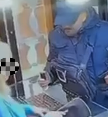 UZNEMIRUJUĆI VIDEO: Razbojnik pištoljem opljačkao zlataru u Novom Pazaru UZNEMIRUJUĆI VIDEO: Razbojnik pištoljem opljačkao zlataru u Novom Pazaru