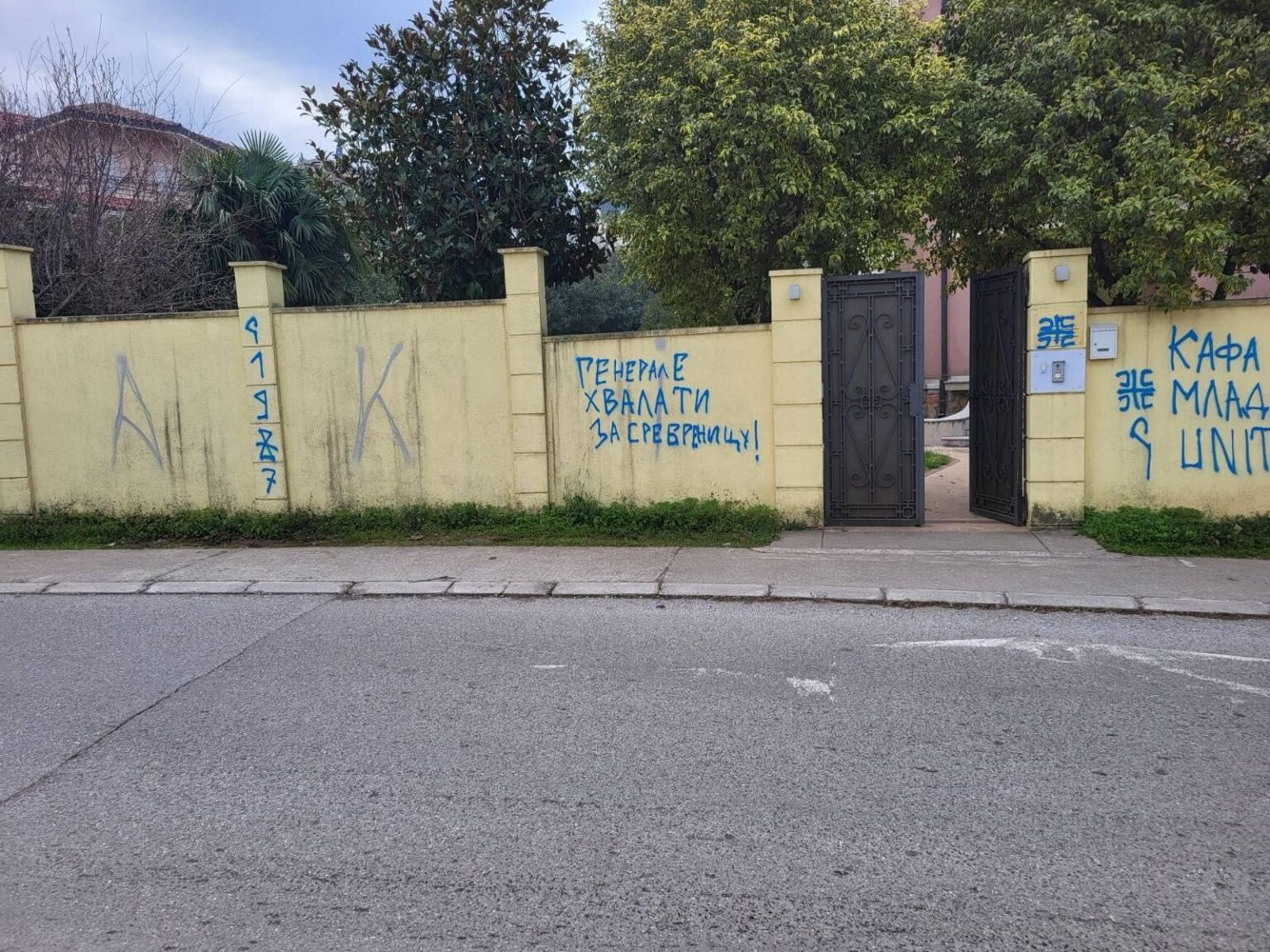 Grafiti sramote u Podgorici: veličanje Mladića na ambasadi BiH izazvalo oštre reakcije