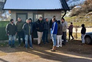 SKANDAL U TUTINU: Lokalna vlast ostavila 22 DECE bez prevoza – roditelji BUNE, deca kod kuće jer opština DUŽNA 4000 EVRA!