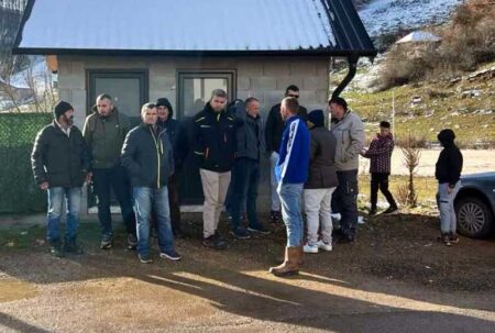 SKANDAL U TUTINU: Lokalna vlast ostavila 22 DECE bez prevoza – roditelji BUNE, deca kod kuće jer opština DUŽNA 4000 EVRA!