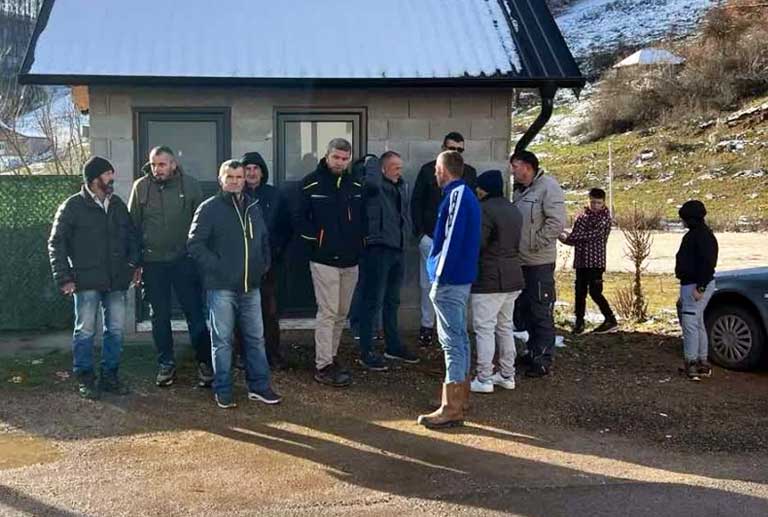 SKANDAL U TUTINU: Lokalna vlast ostavila 22 DECE bez prevoza – roditelji BUNE, deca kod kuće jer opština DUŽNA 4000 EVRA! SKANDAL U TUTINU: Lokalna vlast ostavila 22 DECE bez prevoza – roditelji BUNE, deca kod kuće jer opština DUŽNA 4000 EVRA!